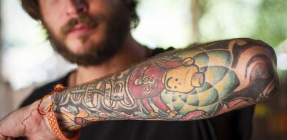 Chico de tatuajes